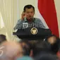Wakil Presiden, Jusuf Kalla memberikan sambutan jelang peluncuran Jaringan Wartawan Anti Hoax di Jakarta, Jumat (28/4). Selain meresmikan Jawarah, Wapres JK juga menyaksikan pemberian penghargaan HPN 2017. (Liputan6.com/Helmi Fithriansyah)