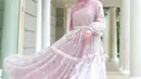 Cut Syifa terlihat anggun dalam balutan dress floral dan pashmina nuansa soft pink. [Foto: IG/cutsyifaa].