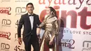 Aktris Chelsea Islan bersama Daffa Wardhana berpose saat menghadiri gala premiere film Ayat Ayat Cinta 2 di Jakarta, Kamis (07/12). Mereka berdua tampak sumringah di hadapan juru foto. (Liputan6.com/Herman Zakharia)