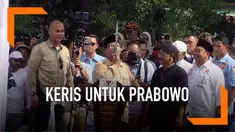 Saat kampanye di Solo, Prabowo mendapat hadiah keris dari pendukungnya.