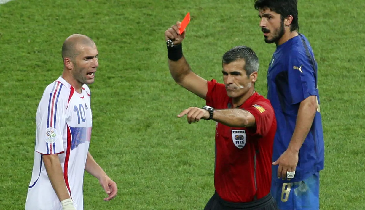 Zinedine Zidane memutuskan pensiun dari Timnas Prancis setelah mendapat kartu merah di final Piala Dunia 2006. Zidane masih dianggap sebagai gelandang terbaik Prancis sampai saat ini. (AFP/Daniel Garcia)