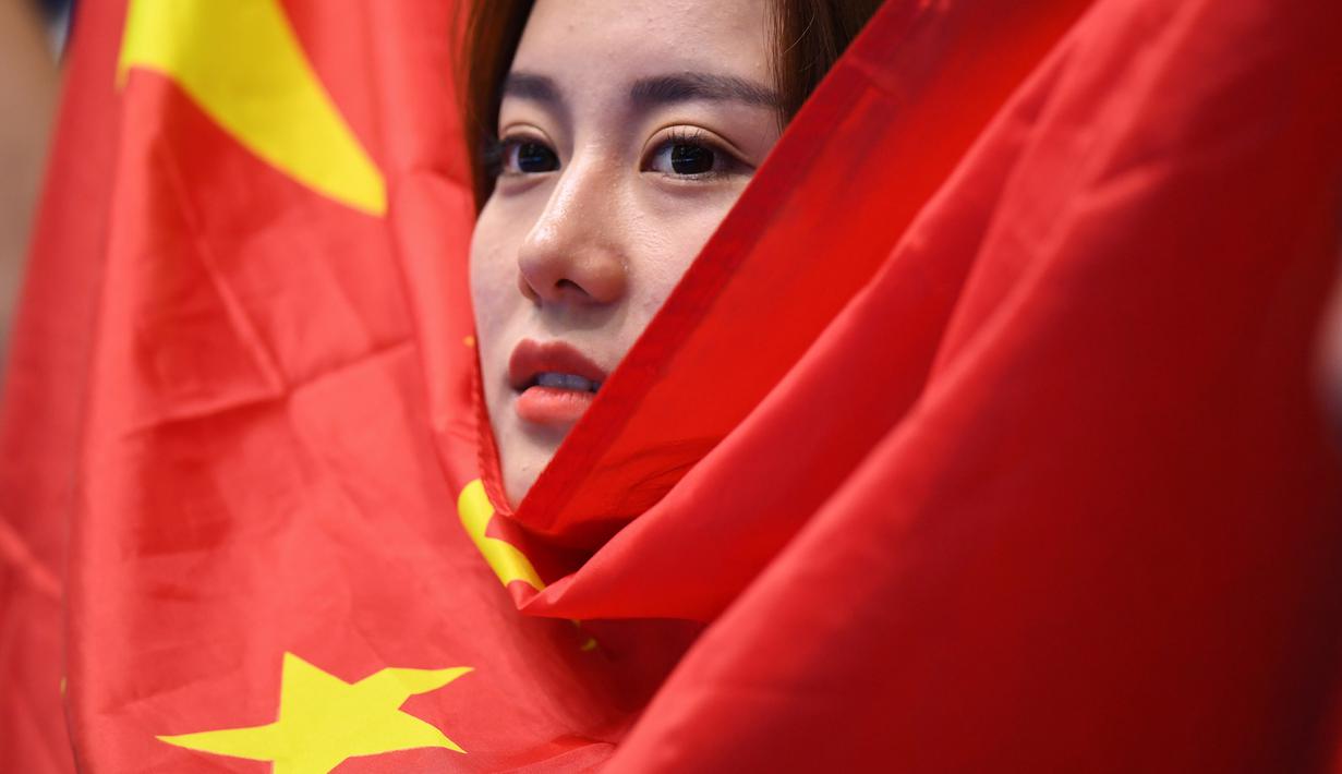 Suporter cantik asal China saat mendukung pemain tenis meja berlaga pada kualifikasi di Riocentro venue, Rio de Janeiro, (8/8/2016). (AFP/Jim Watson)