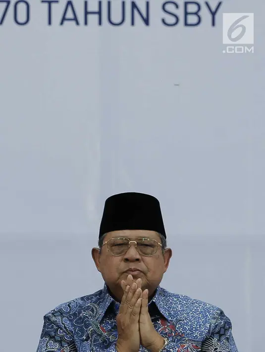 Ketua Umum Partai Demokrat Susilo Bambang Yudhoyono memanjatkan doa dalam acara malam kontemplasi di Pendopo Puri Cikeas, Bogor, Senin (9/9/2019). Acara ini digelar untuk memperingati HUT ke-18 Partai Demokrat, hari lahir SBY dan 100 hari kepergian Ani Yudhoyono. (Liputan6.com/Faizal Fanani)