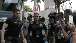 Seorang body guard bertubuh kekar, selalu mengawal di dekat Cristian Gonzales sejak turun dari bus Arema Cronus di Stadion I Wayan Dipta, Gianyar, Sabtu 917/10/2015). (Bola.com/Erwin Fitriansyah)