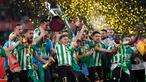 Pemain senior sekaligus legenda hidup Real Betis, Joaquin, tampak emosional usai berhasil mengalahkan Valencia sekaligus mengunci gelar juara Copa del Rey 2021-2022 di Estadio de la Cartuja, Sevilla, Minggu (24/4/2022). (AFP/Jorge Guerrero)