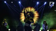 Penyanyi Sal Priadi saat tampil pada hari kedua gelaran KapanLagi Buka Bareng BRI Festival 2025 di Plaza Parkir Timur Gelora Bung Karno, Senayan, Jakarta, Minggu (16/3/2025). (Liputan6.com/Angga Yuniar)