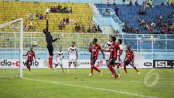 Penjaga gawang Mitra Kukar berusaha menghalau bola saat laga melawan Persipura Jayapura di SCM Cup 2015, Stadion Kanjuruhan Malang, Selasa (20/1/2015). (Liputan6.com/Faizal Fanani)