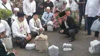 Anies dan Cak Imin ziarah ke makam Sunan Ampel Surabaya. (Dian Kurniawan Liputan6.com)