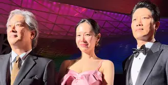 So Ye Jin hadir bersama para pemain&nbsp;No Other Choice lain tampak hadir. Ibu satu anak ini mencuri perhatian dengan dress pink spaghetti strap dari Alexander Mcqueen. Dress satin ini seharga Rp67 jutaan.&nbsp;[@busanfilmfest]