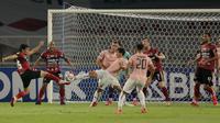 Pemain Bali United, Michael Yansen Orah (kiri) berebut bola dengan pemain Persik Kediri, Risna Prahalabenta Ranggalelana dalam laga pembukaan BRI Liga 1 2021/2022 antara Bali United melawan Persik Kediri di Stadion Utama Gelora Bung Karno, Jumat (27/8/2021). (Foto: Bola.com/Ikhwan Yanuar)