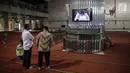 Sejumlah jemaah berdiri di depan layar yang menayangkan prosesi pernikahan Vicky Prasetyo dan Angel Lelga di Mesjid Istiqlal, Jakarta, Jumat (9/2). (Liputan6.com/Faizal Fanani)