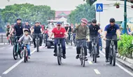 Presiden Joko Widodo (Jokowi) bersama cucunya, Jan Ethes Srinarendra mengisi akhir pekan dengan bersepeda di Yogyakarta, Sabtu (25/4/2024). (Ist).