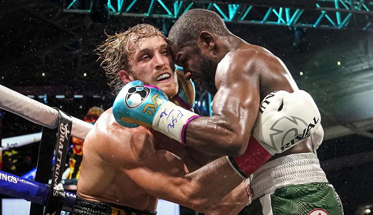 Pada ronde tujuh, Mayweather sempat berusaha memancing Logan Paul dengan menekan leher Paul di sudut ring serta memukul tengkuk belakangnya ketika mereka berpelukan. (Foto: AP/Lynne Sladky)