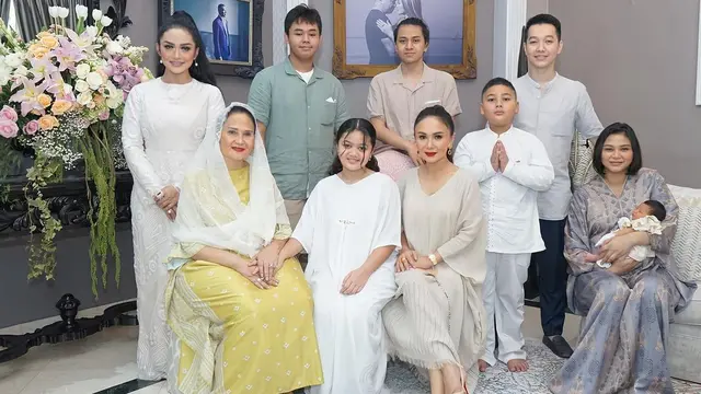 Krisdayanti dan keluarga. (Foto: Instagram @krisdayantilemos)