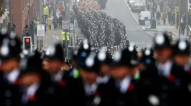 Ribuan polisi Liverpool mengantar jenazah Dave Phillips saat upacara pemakaman di Gereja Anglican, Liverpool, Inggris, Senin (2/11/2015). Dave Phillips meninggal ditabrak saat mencoba memberhentikan sebuah mobil ketika bertugas. (REUTERS/Darren Staples)