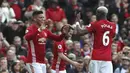 Pemain Manchester United, Marcos Rojo (kiri) merayakan golnya ke gawang AFC Bournemouth pada lanjutan Premier League pekan ke-27 di Old Trafford, Manchester, (4/3/2017). MU diatahan imbang 1-1. (Martin Rickett/PA via AP)
