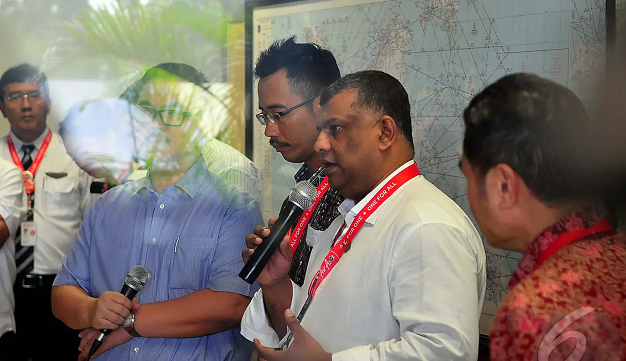 CEO AirAsia Tony Fernandes di Bandara Juanda, Surabaya, Jatim, Senin (29/12/2014) menyampaikan, pesawat diperkirakan hilang di perairan antara Pulau Kalimantan dan Pulau Belitung. (Liputan6.com/Johan Tallo)