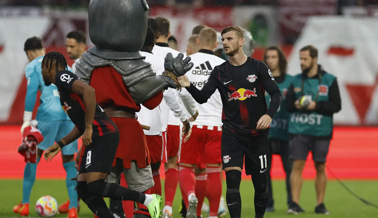 1. Timo Werner. Setelah dua musim membela Chelsea, striker Jerman berusia 26 tahun ini akhirnya kembai ke klub lamanya RB Leipzig pada awal musim 2022/2023. Chelsea menganggap sang pemain tidak tampil seperti yang diharapkan dan akhirnya rela melepasnya dengan biaya 20 juta euro, jauh di bawah harga saat ia didatangkan yang mencapai 53 juta euro. Bersama Chelsea ia hanya mampu mencetak 23 gol dari total 89 laga di semua ajang, jauh dari pencapaiannya saat membela RB Leipzig dengan torehan 99 gol dari total 165 laga. Kini dari total 6 laga di semua ajang ia telah mencetak 4 gol bagi RB Leipzig. (AFP/Odd Andersen)