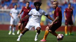 Gelandang Atalanta, Franck Kessie, berebut bola dengan Gelandang AS Roma, Radja Nainggolan pada laga lanjutan Serie A di Stadion Olimpic, Roma, (15/04/2017). (AFP/ Filippo Monteforte)