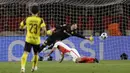Striker AS Monaco, Radamel Falcao, berhasil menjebol gawang Borussia Dortmund melalui tandukan kepalanya. Sebelumnya AS Monaco juga menang 3-2 di markas Borussia Dortmund pekan lalu. (AP Photo/Claude Paris)