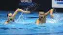 Zhang Yiyao dan Shi Haoyu, dari Tiongkok, bertanding dalam duet teknis campuran renang artistik di Kejuaraan Renang Dunia di Fukuoka, Jepang, Sabtu, 15 Juli 2023. (AP Photo/Nick Didlick)