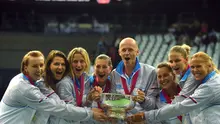 Tim Piala Fed Republik Ceska berfoto bersama trofi Piala Fed 2015 yang dimenangi setelah mengalahkan Rusia 3-2 (AFP Photo/Michal Cizek)