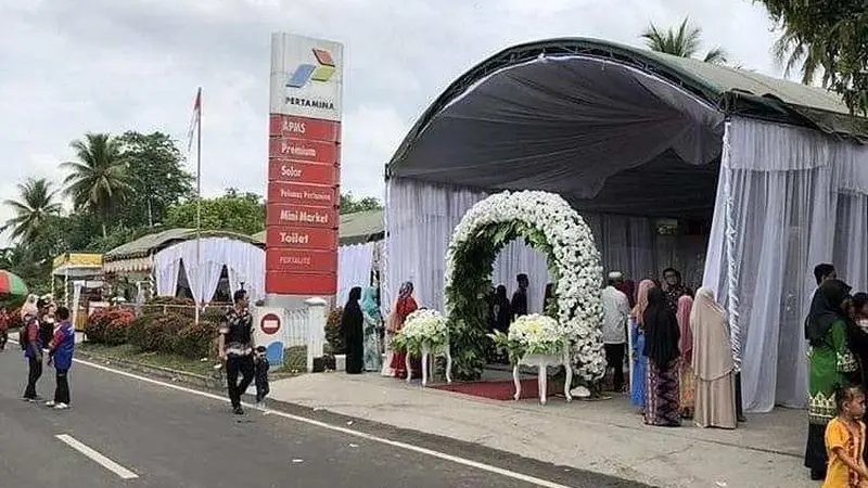 Viral, Pesta Pernikahan Unik Digelar di SPBU