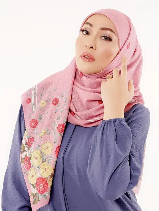 <p>Yang terbaru, perempuan kelahiran Australia itu baru menciptakan lagu Mengenangmu. Lagu yang di tulis semasa di penjara itu dipersembahkan untuk putranya, Keanu Massaid. [Instagram/angelinasondakh09]</p>