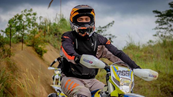 FOTO: Gaya Billy Syahputra saat Naik Motor Trail, Kece ...