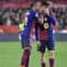 Pemain depan Barcelona asal Brasil #11, Raphinha, berbicara dengan gelandang Barcelona asal Spanyol #08, Pedri (Kanan), selama pertandingan liga Spanyol antara Sevilla FC dan FC Barcelona di Stadion Ramon Sanchez Pizjuan di Seville, Senin dini hari WIB (9-2-2025). (CRISTINA QUICLER/AFP)