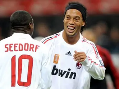 AC. Milan's Brazilian forward Ronaldinho celebrates after scoring a goal with midfielder Clarence Seedorf during an UEFA Cup football match AC Milan vs Braga at San Siro Stadium in Milan on November 06, 2008. AFP PHOTO / GIUSEPPE CACACE