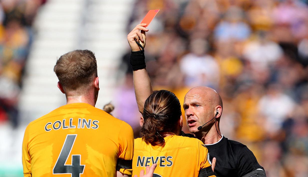 Nathan Collins. Bek Wolverhampton Wanderers, Nathan Collins (kiri) mendapat kartu merah dari wasit Anthony Taylor saat menghadapi Manchester City pada laga pekan ke-8 Liga Inggris 2022/2023 di Molineux Stadium, Wolverhampton (17/9/2022). Kartu merah diterima akibat tendangan kungfu terhadap Jack Grealish pada menit ke-33 yang membuatnya diskors dalam 3 laga. (AFP/Geoff Caddick)