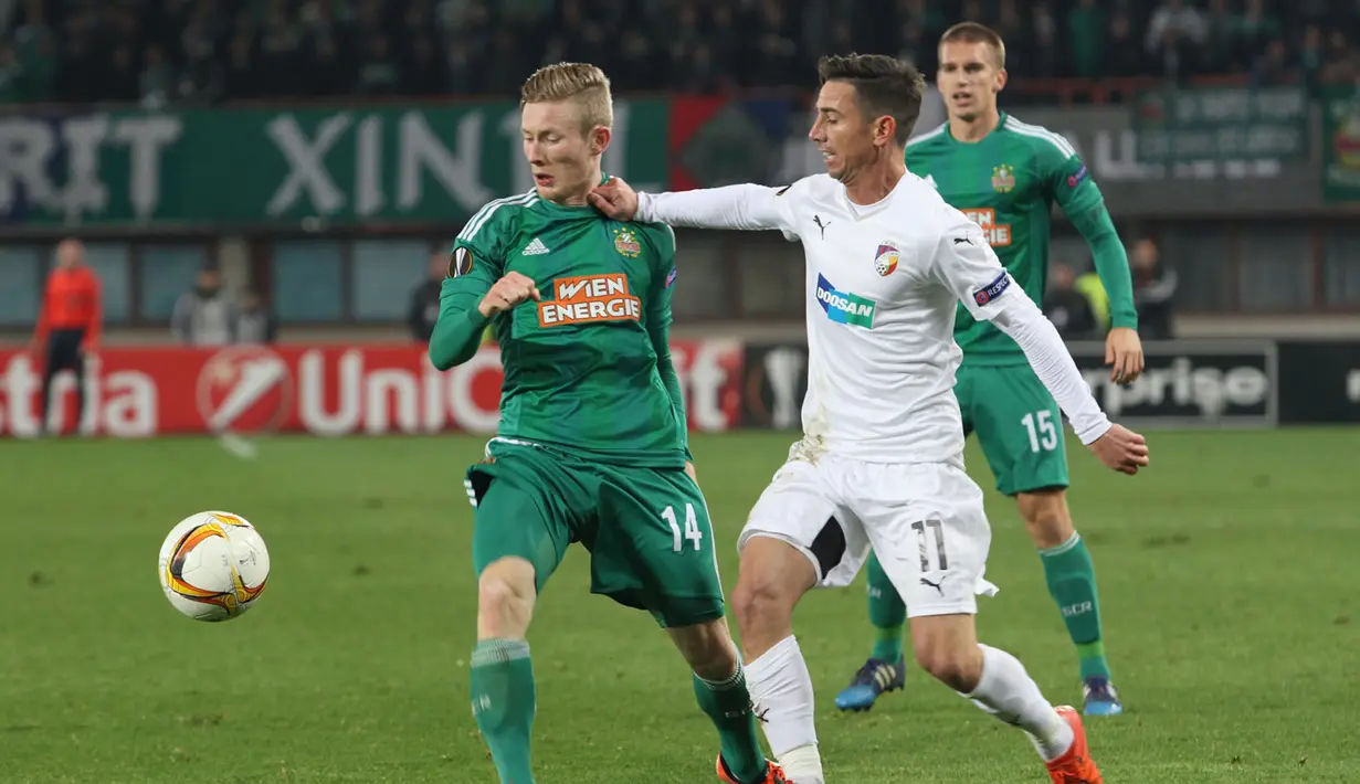 Winger Rapid, Florian Kainz (kiri), mencoba menguasai bola dari hadangan gelandang Viktoria Plzen, Milan Petrzela. Jumat (23/10/2015) dini hari WIB. (Bola.com/Reza Khomaini)