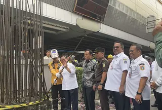 Gubernur Jakarta Pramono Anung bersama Sutiyoso atau bang Yos memulai proses pembongkaran tiang mangkrak Monorel Jakarta di Jalan Rasuna Said, Jakarta. (Liputan6.com/Winda Nelfira).