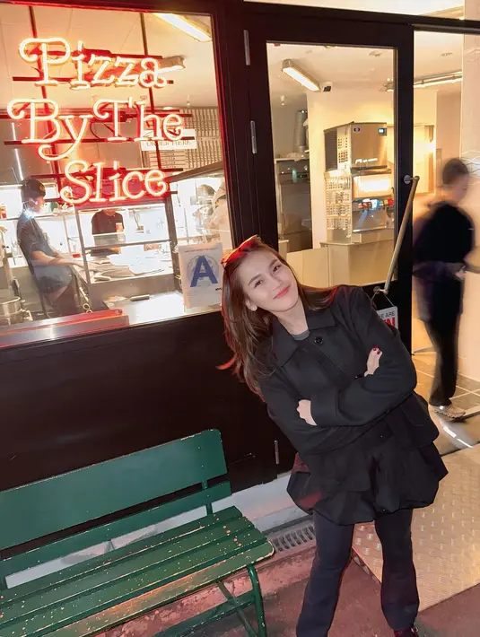 Begini outfit liburan all black Ayu Ting Ting di Jepang. Ayu tampil dengan gaya busana kasual dan modis serba hitam. Ayu terlihat memakai mantel hitam dan memadupadankannya dengan rok mini serta celana panjang warna hitam. Kontras dengan busana all black-nya, flat shoes merah yang dikenakan Ayu mendukung penampilannya saat liburan ini jadi makin manis dan menarik. (Liputan6.com/IG/@ayutingting92)