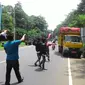 Warga adang truk yang akan ke TPA Galuga Bogor (Achmad Sudarno/Liputan6.com)