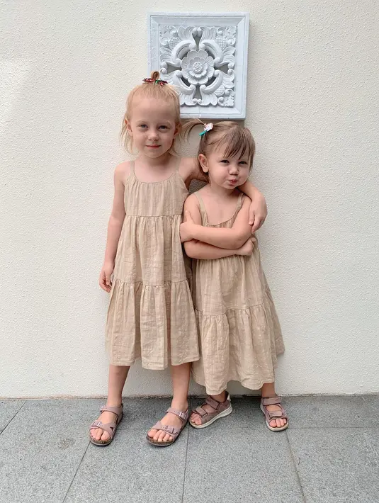 <p>Sejak bayi hingga sekarang, Allie terlihat sangat sayang dengan adiknya. Berbagai momen pun telah dilewati bersama mulai dari main hingga belajar. [Foto: Instagram.com/marissaln]</p>