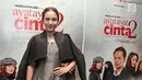 Pemain film Ayat-Ayat Cinta 2, Chelsea Islan tersenyum saat berpose usai konferensi pers di Jakarta, Kamis (7/12). Chelsea Islan akan berperan sebagai Keira di film tersebut. (Liputan6.com/Herman Zakharia)