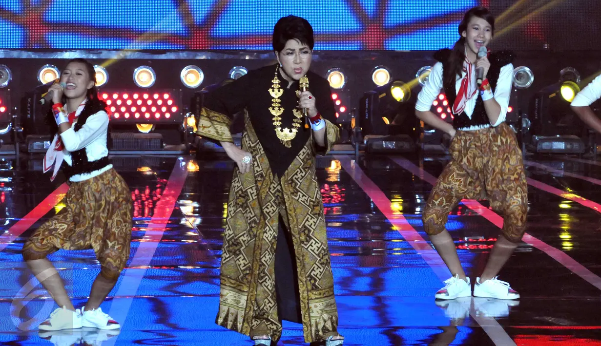 Titik Puspa ikut memeriahkan konser amal "Voice Of Indonesia", Jakarta, Sabtu (17/10/2015). Konser tersebut sebagai aksi peduli kepada masa depan anak Indonesia. (Liputan6.com/Helmi Afandi)