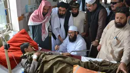 Sebuah ledakan bom bunuh diri yang menargetkan konvoi seorang senator di Pakistan pada 12 Mei menewaskan sedikitnya 17 orang dan melukai lebih dari 30 lainnya, Quetta, Selasa (16/5). (AFP FOTO / BANARAS KHAN)