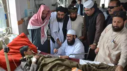 Sebuah ledakan bom bunuh diri yang menargetkan konvoi seorang senator di Pakistan pada 12 Mei menewaskan sedikitnya 17 orang dan melukai lebih dari 30 lainnya, Quetta, Selasa (16/5). (AFP FOTO / BANARAS KHAN)