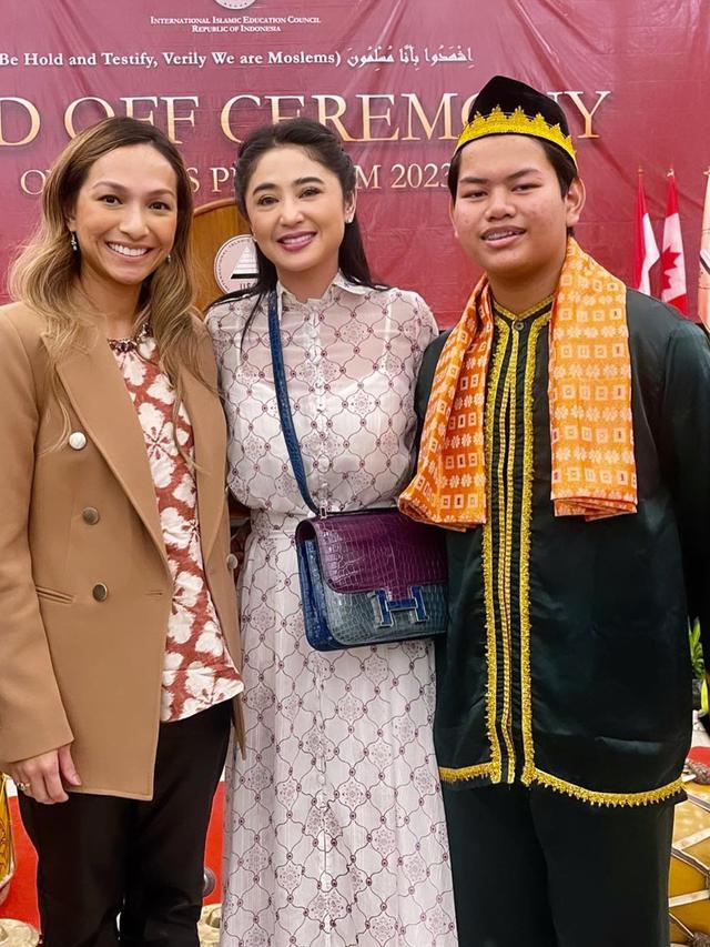 6 Potret Dewi Perssik Berhasil Didik Anak Angkat, Berprestasi hingga Lulus SMA