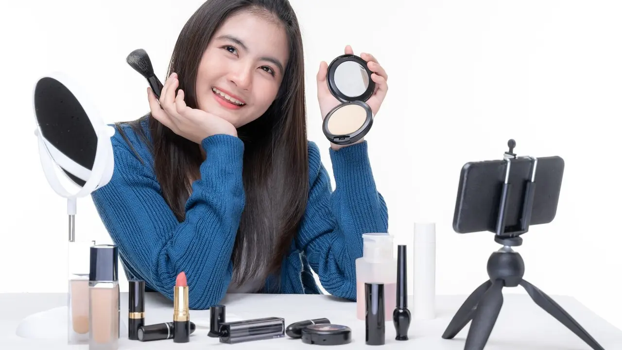 5 Kesalahan yang Bikin Makeup Flashback Saat di Foto - cover