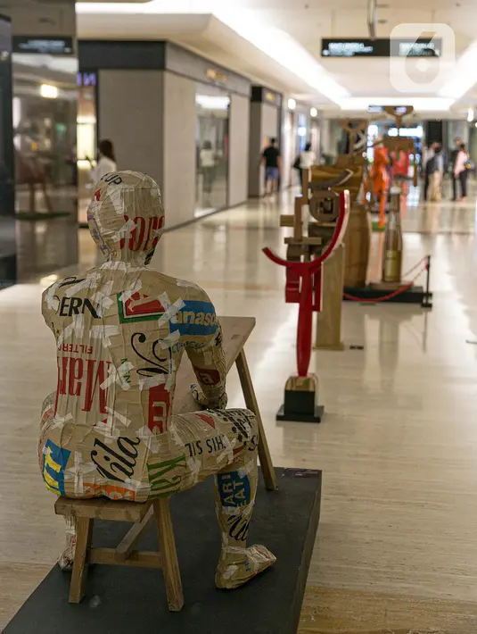 Seni instalasi yang dipamerkan dalam pameran 'Seni yang Tidak Pernah Pudar' di Plaza Indonesia, Jakarta, Senin (15/3/2021). Sebanyak 43 karya dari 21 seniman tersebut merupakan rangkaian acara yang bertemakan '31 Years & Fabulous'. (Liputan6.com/Faizal Fanani)