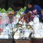 Pedagang merapikan parcel Lebaran dagangannya di kawasan Cikini, Jakarta, Selasa (7/7/2015). Menjelang Lebaran, penjualan parcel yang biasanya meningkat justru mengalami penurunan. (Liputan6.com/Herman Zakharia)