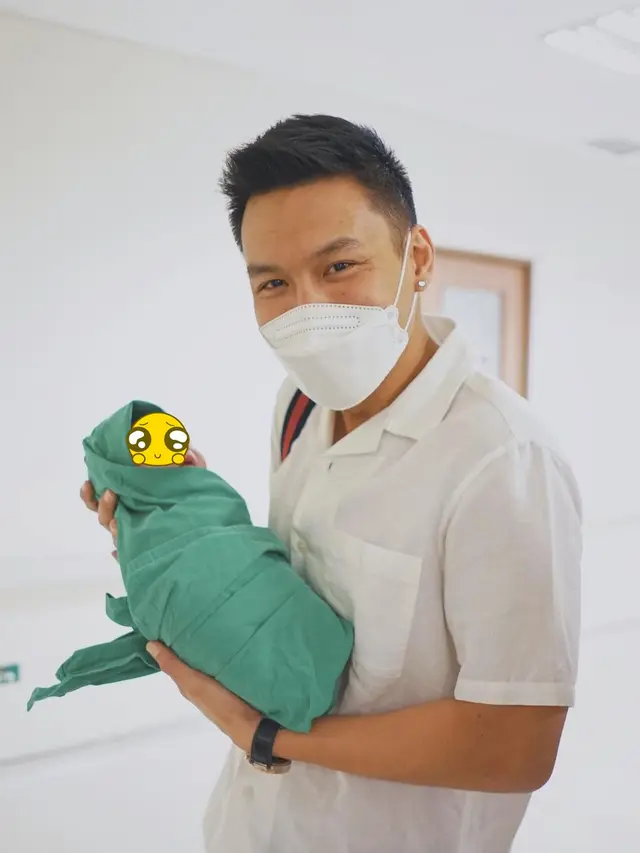Rayakan 1 Bulanan Anak, Ini 8 Potret Fendy Chow jadi Ayah Siaga