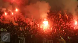 Suporter Persija membakar kembang api pada pertandingan 8 besar Piala Jendral Sudirman antara Persija vs Semen Padang di Stadion Manahan Solo, Minggu (20/12). Skor akhir 6-5 untuk Persija, namun tetap tak lolos ke babak semifinal. (Boy Harjanto)