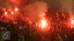 Suporter Persija membakar kembang api pada pertandingan 8 besar Piala Jendral Sudirman antara Persija vs Semen Padang di Stadion Manahan Solo, Minggu (20/12). Skor akhir 6-5 untuk Persija, namun tetap tak lolos ke babak semifinal. (Boy Harjanto)