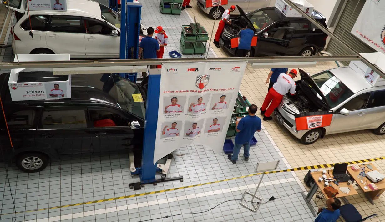 Sejumlah peserta menjalani tes perbaikan mobil dalam  kontes mekanik di Sunter, Jakarta Utara, Sabtu(12/1). Kontes ini diikuti 12 mekanik yang disaring dari 50  bengkel binaan Yayasan Dharma Bhakti Astra (YDBA). (Liputan6.com/HO/Eko)