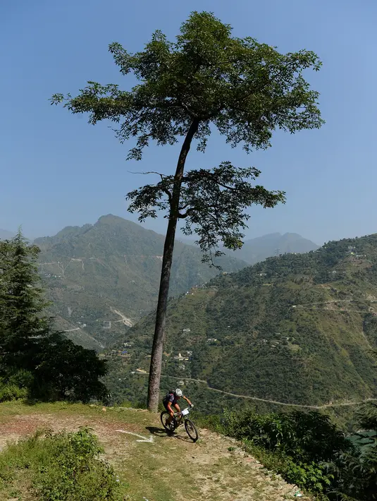 Pedro Jose de Sousa Campos dari Portugal bersaing dalam lomba sepeda gunung Himalaya MTB di dekat Mandi, Himachal Pradesh, India utara (4/10). Lomba ini dimulai di Shimla 29 September dan selesai 7 Oktober di Dharamshala. (AFP Photo/Sajjad Hussain)